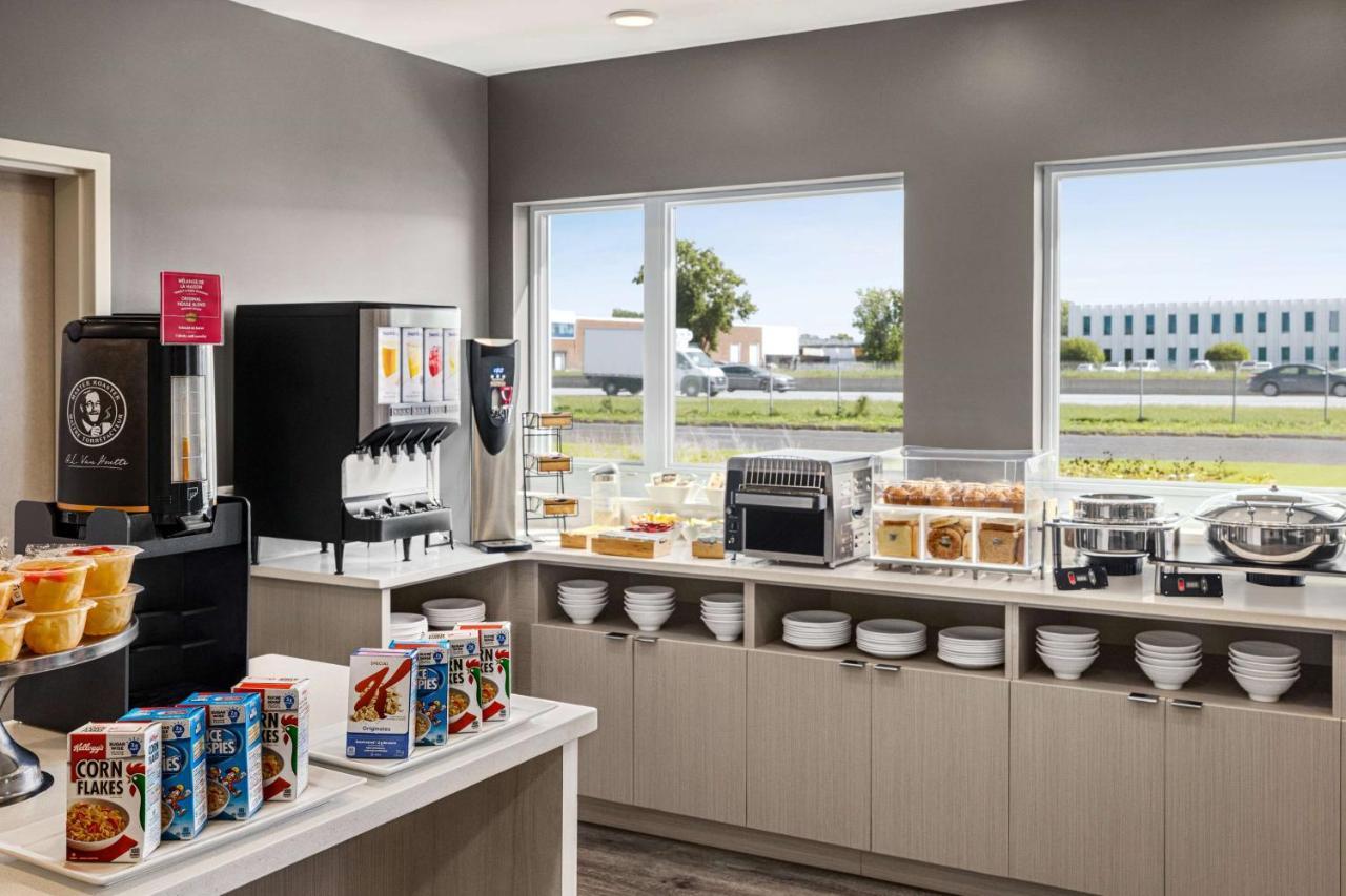 Microtel Inn & Suites Dorval Qc Exteriör bild