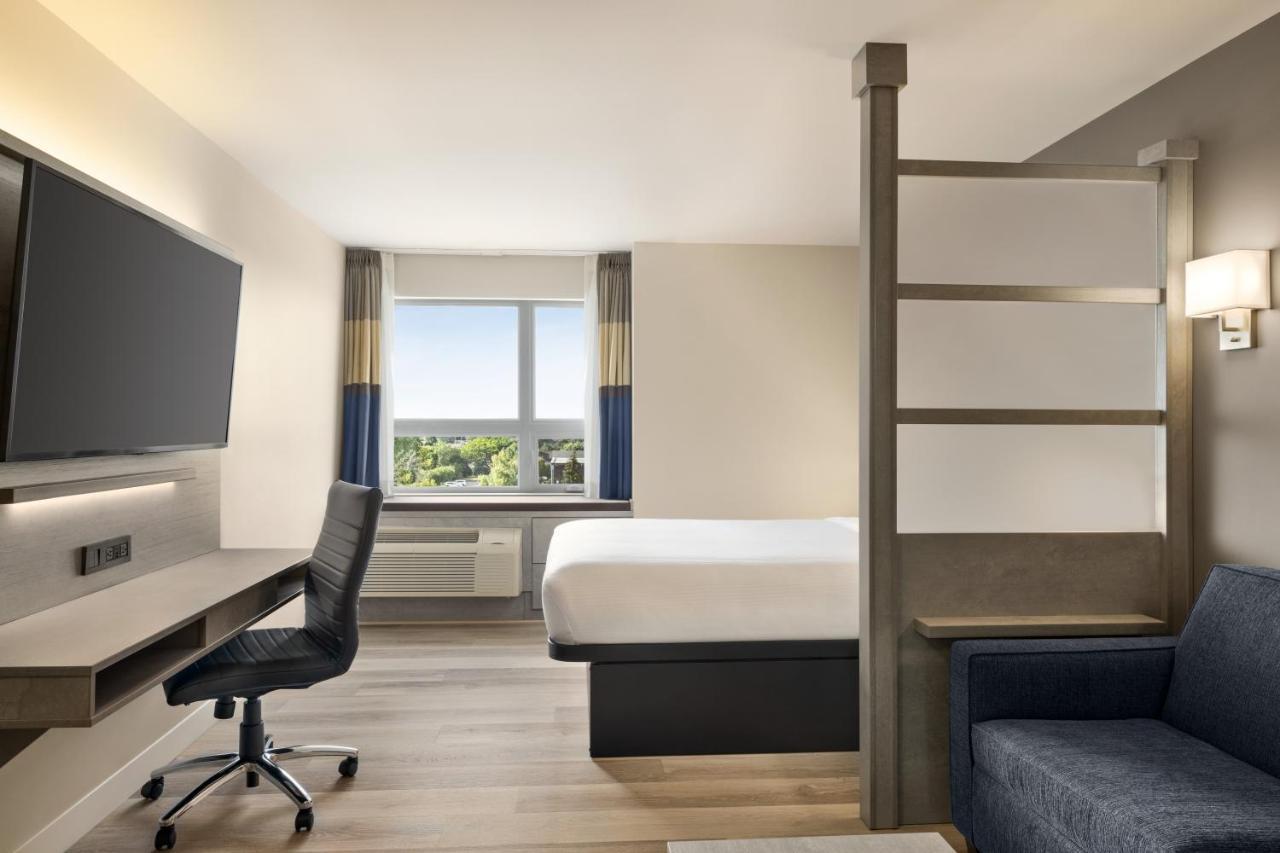 Microtel Inn & Suites Dorval Qc Exteriör bild