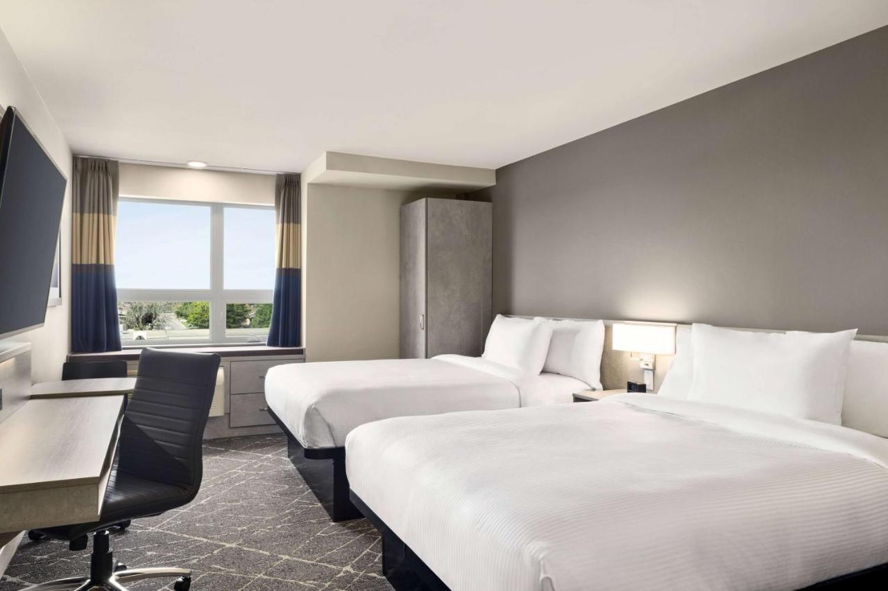 Microtel Inn & Suites Dorval Qc Exteriör bild