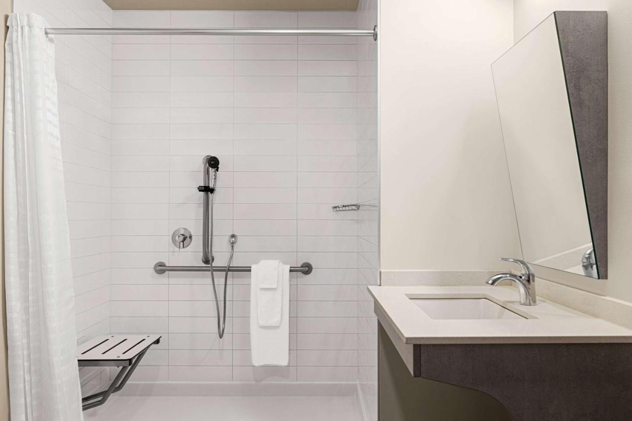 Microtel Inn & Suites Dorval Qc Exteriör bild