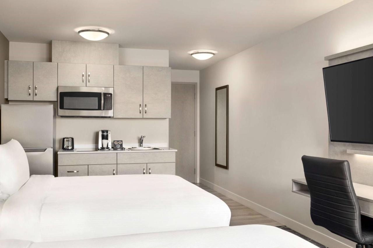 Microtel Inn & Suites Dorval Qc Exteriör bild