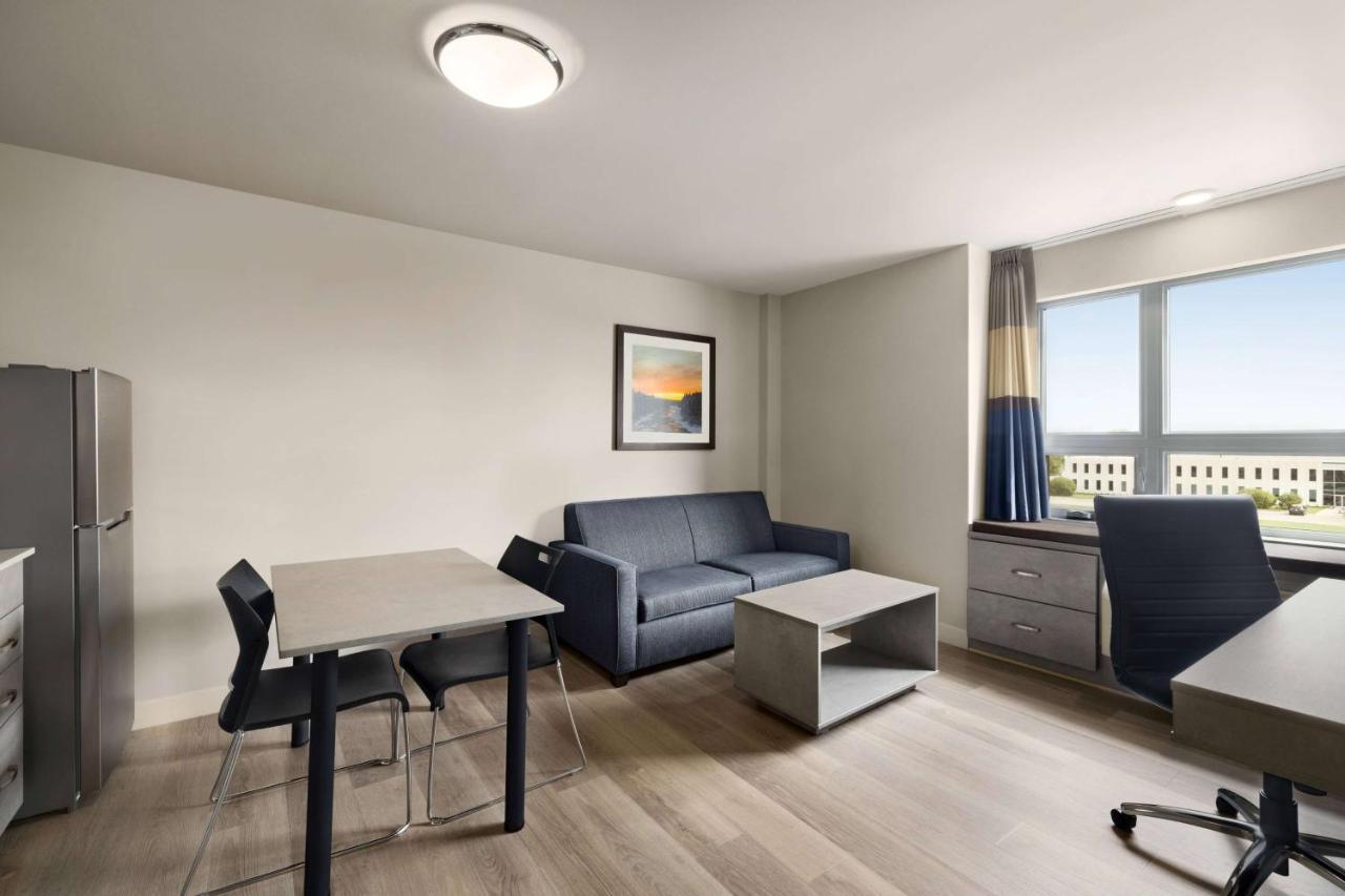 Microtel Inn & Suites Dorval Qc Exteriör bild