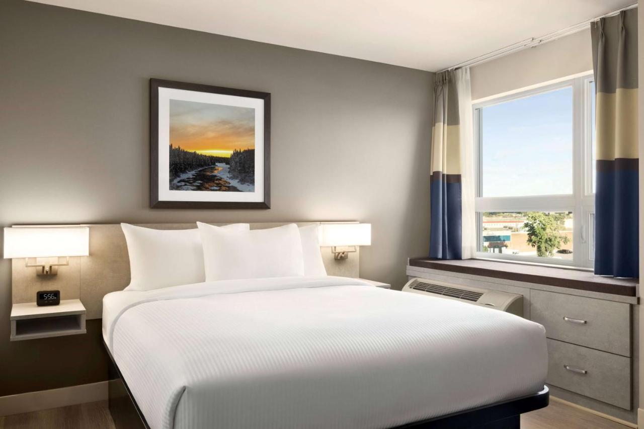 Microtel Inn & Suites Dorval Qc Exteriör bild