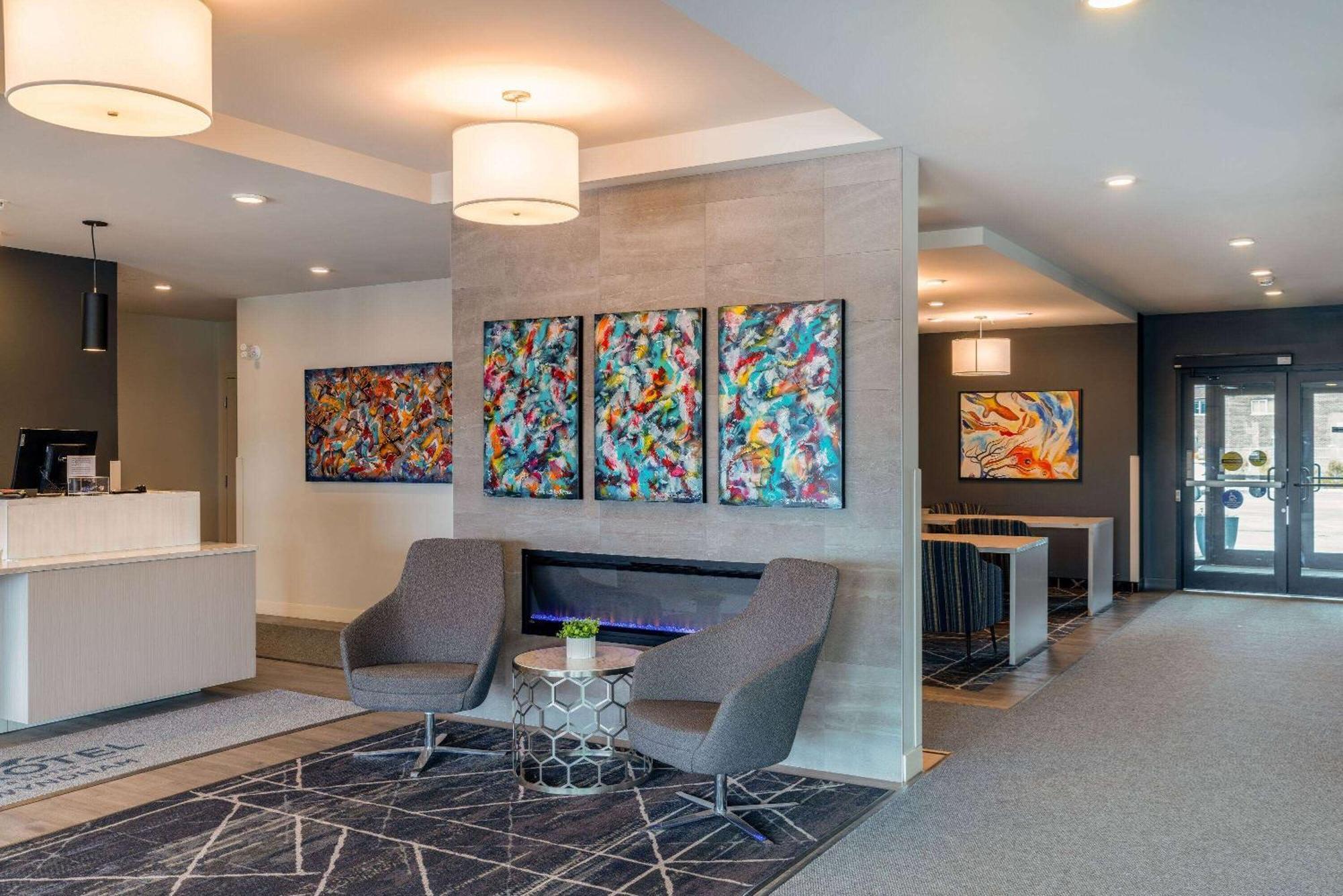 Microtel Inn & Suites Dorval Qc Exteriör bild